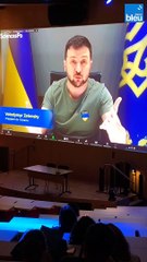 Le président ukrainien Volodymyr Zelensky devant les étudiants de Sciences Po Reims