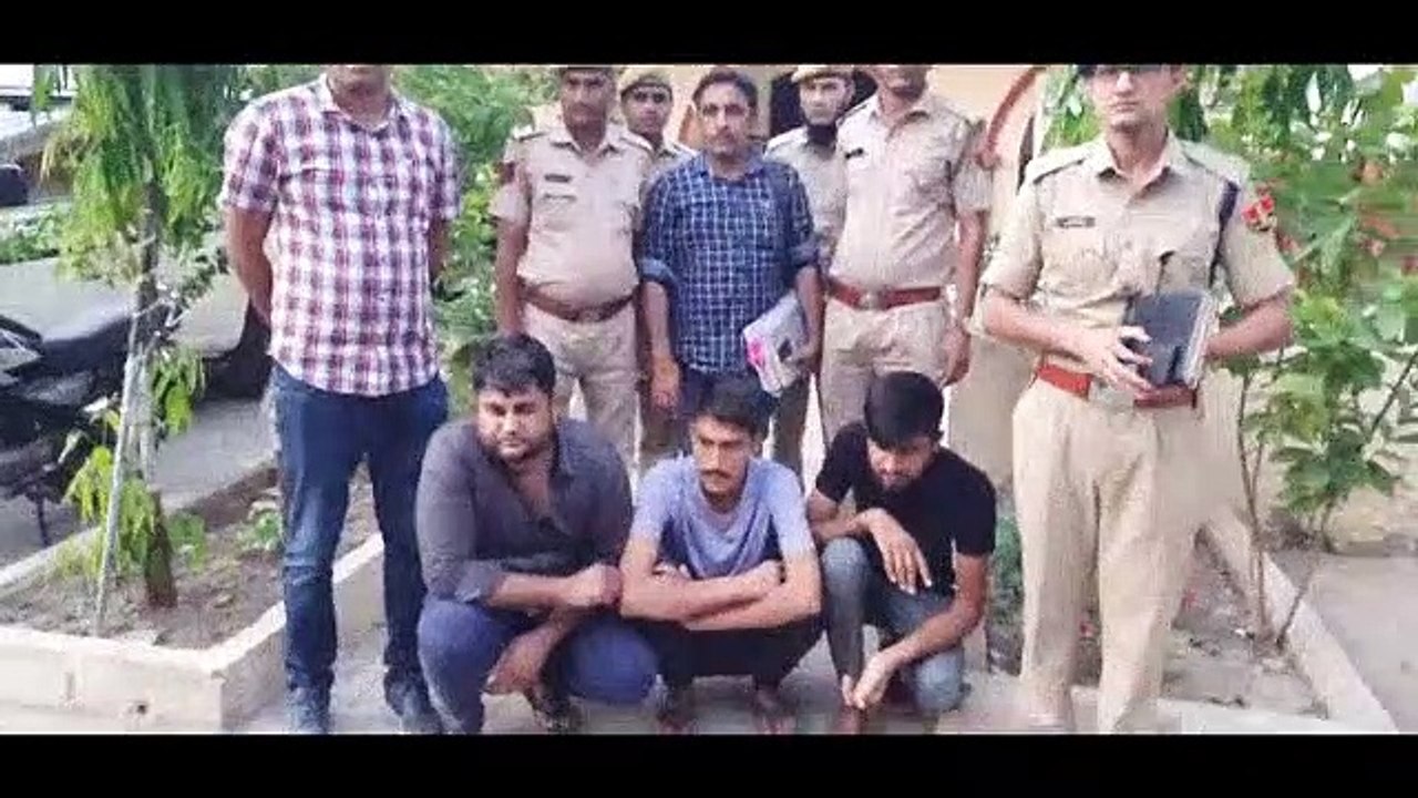 आरोपियों से 4 मोबाइल, 19 क्रेडिट कार्ड व 1 लाख...