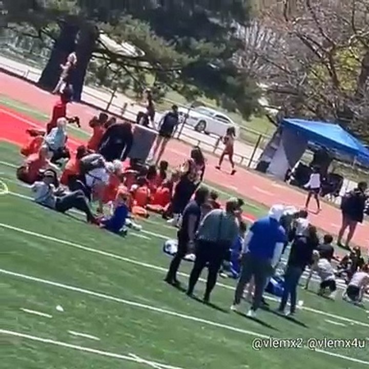 Une fillette perd sa chaussure au départ d'une course et fait une folle remontée