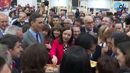 Sánchez bebiendo vino en Fenavin