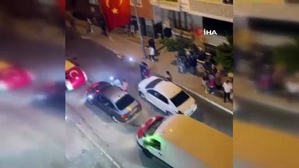 Önce yumurtalı unlu eğlence yaptılar sonra yolu trafiğe kapattılar