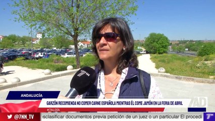 Garzón recomienda no comer carne mientras él sí come jamón en la Feria de Sevilla