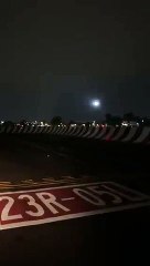 Download Video: Un avion de ligne a dû interrompre sa manoeuvre d'atterrissage pour éviter de heurter un appareil qui circulait sur la piste de l'aéroport de Mexico - VIDEO