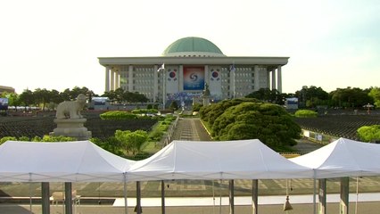 내일 대통령 취임식...행사 준비로 분주한 국회 앞 / YTN