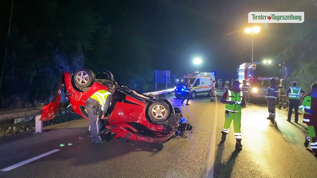 Fahrzeugüberschlag: Alkolenker prallte in Kufstein gegen Felswand