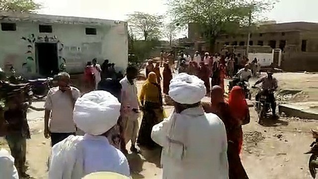 बजरी के डम्पर ने गाय व श्वान की जान ली, ग्रामीणों में भारी रोष