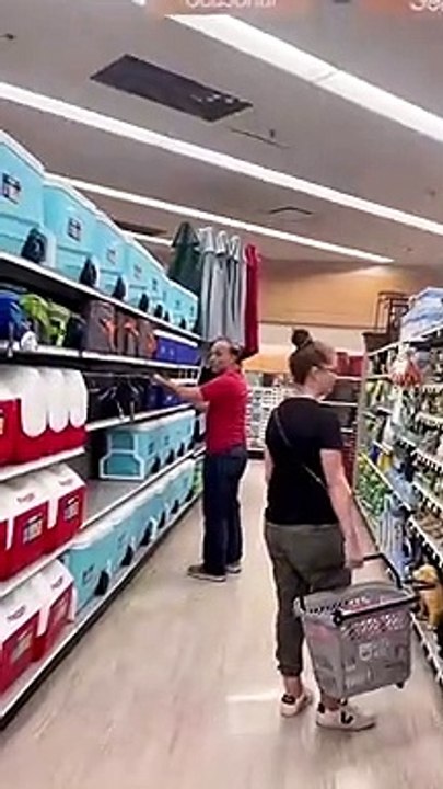 Un jeune s'amuse à embarrasser son père au supermarché