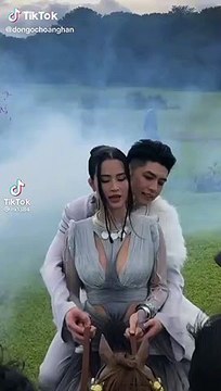 BTS hậu trường cảnh cưỡi ngựa của Noo Phước Thịnh và Đông Nhi trong MV Đôi Mi Em Đang U Sầu