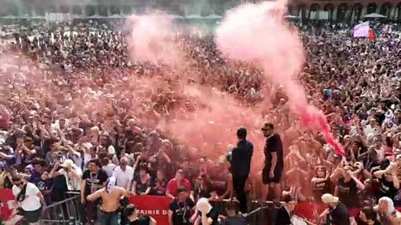Le TFC célèbre son titre place du Capitole - Foot - L2 - Toulouse