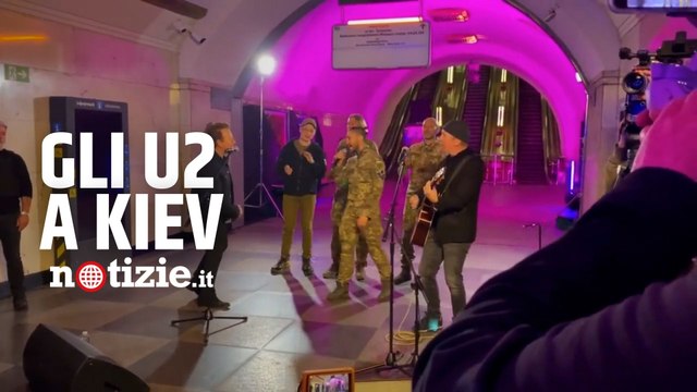 Guerra Russia-Ucraina, Zelensky “invita” gli U2 che suonano a sorpresa in metropolitana a Kiev