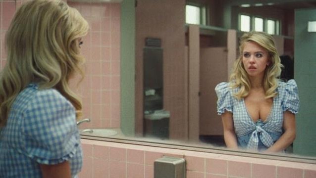 Ünlü oyuncu Sweeney'e kırmızı halıda mide bulandıran taciz! Kameramanların Bize göğüslerini göster sözleri çileden çıkardı