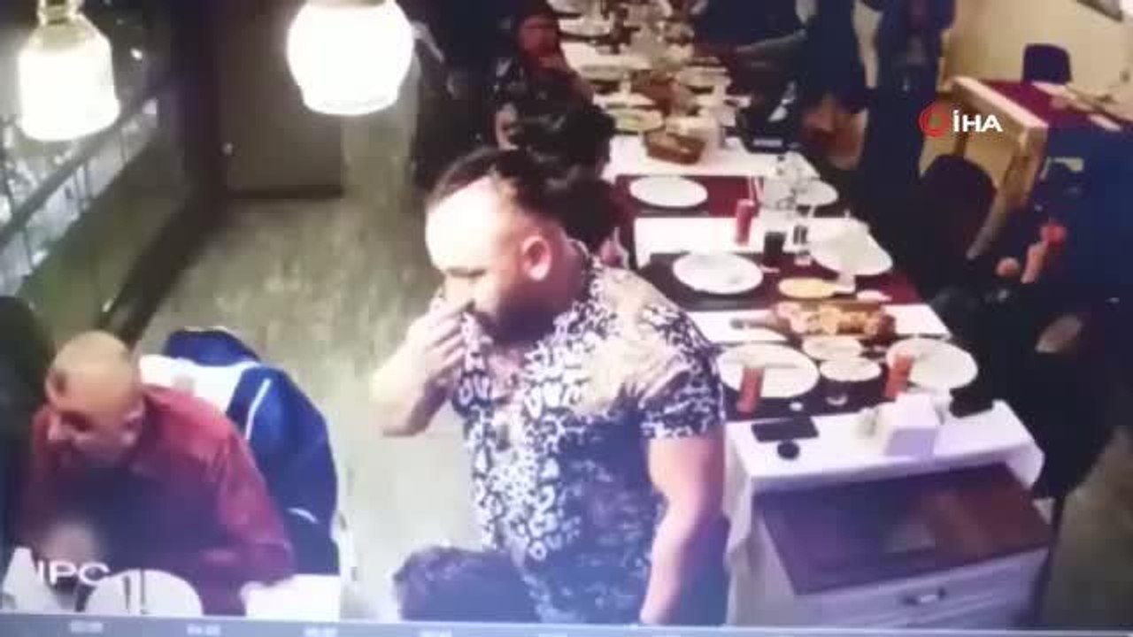 Polis memurunun kendisine saldıran şahsa 6 el silahla ateş ettiği kavganın güvenlik kamerası görüntüleri ortaya çıktı