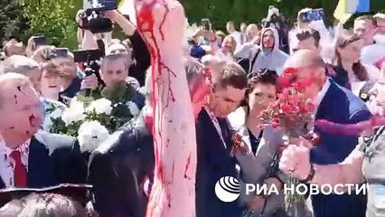 Rusya'nın Polonya Büyükelçisi, sovyet askerlerinin mezarlığına çiçek koyarken protesto edildi