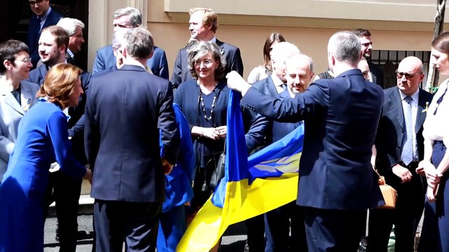Roma, l'ambasciata ucraina avvolta nelle bandiere europee: L'abbraccio dell'Ue al nostro Paese