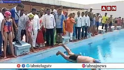 కాంగ్రెస్ సీనియర్ నేత వీ.హనుమంతరావు స్విమ్మింగ్ || V. Hanumantha Rao Swimming || ABN Telugu