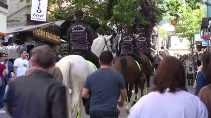 Trafiğe kapalı caddelerin güvenliği atlı polislere emanet
