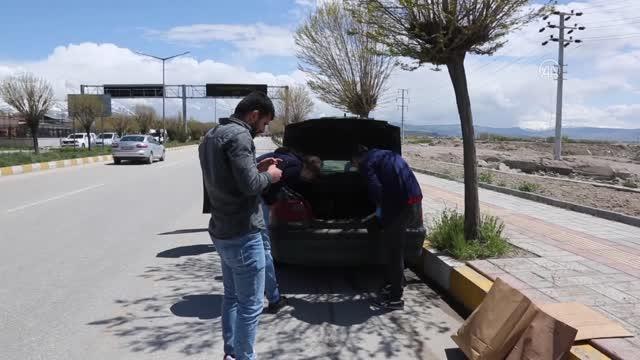 Düzensiz göçmen taşıyan minibüs dur ihtarına uymayarak polisi yaraladı