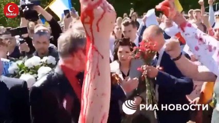 Rus büyükelçiye kırmızı boyalı protesto