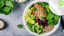 Salade bowl au quinoa, poulet grillé, haricots rouges, avocat et légumes verts
