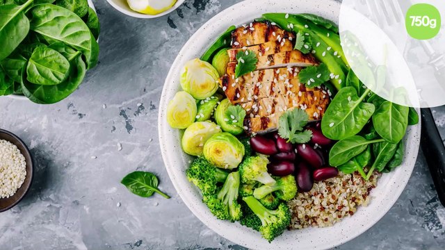 Salade bowl au quinoa, poulet grillé, haricots rouges, avocat et légumes verts