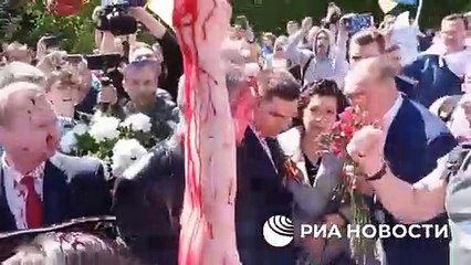 Rusya'nın Polonya Büyükelçisine büyük şok! Yüzüne kan rengi kırmızı boya attılar