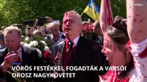 Vörös festékkel várták a koszorúzó orosz nagykövetet Varsóban