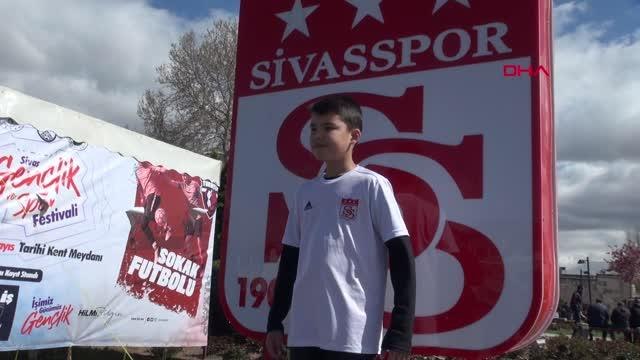 SİVAS AFGAN SİVASSPOR TARAFTARI KÜÇÜK EYÜP, ALANYASPOR MAÇI İÇİN SİVAS'A GELDİ