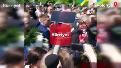 Rus büyükelçiye soğuk duş! Yüzüne boya fırlattılar...