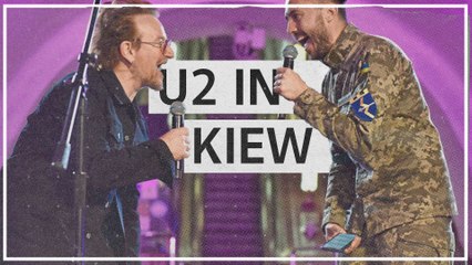 U2 gibt Minikonzert in Kiewer U-Bahn-Station