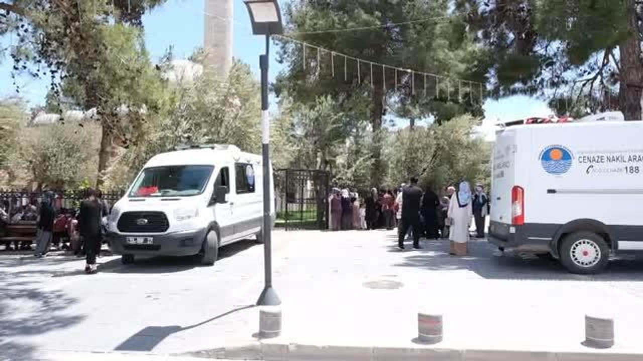 Son dakika: Trafik kazasında yaşamını yitiren müzisyenin cenazesi defnedildi