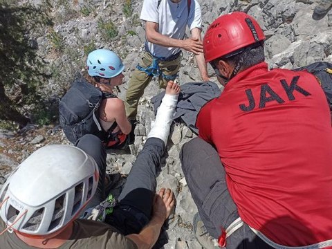 SİVRİ DAĞ'A TIRMANIRKEN BACAĞI KIRILAN ABD'Lİ TURİST HELİKOPTERLE ALINDI