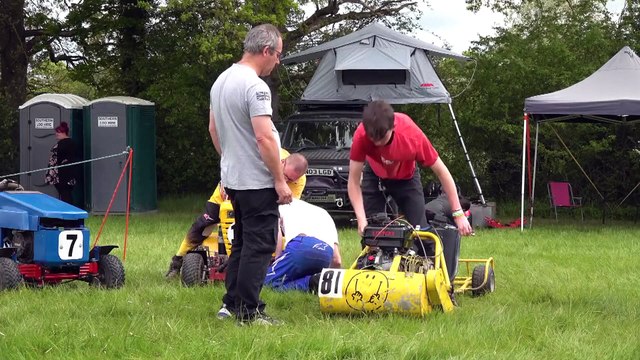 Des Britanniques s'affrontent dans une course de tondeuses à gazon