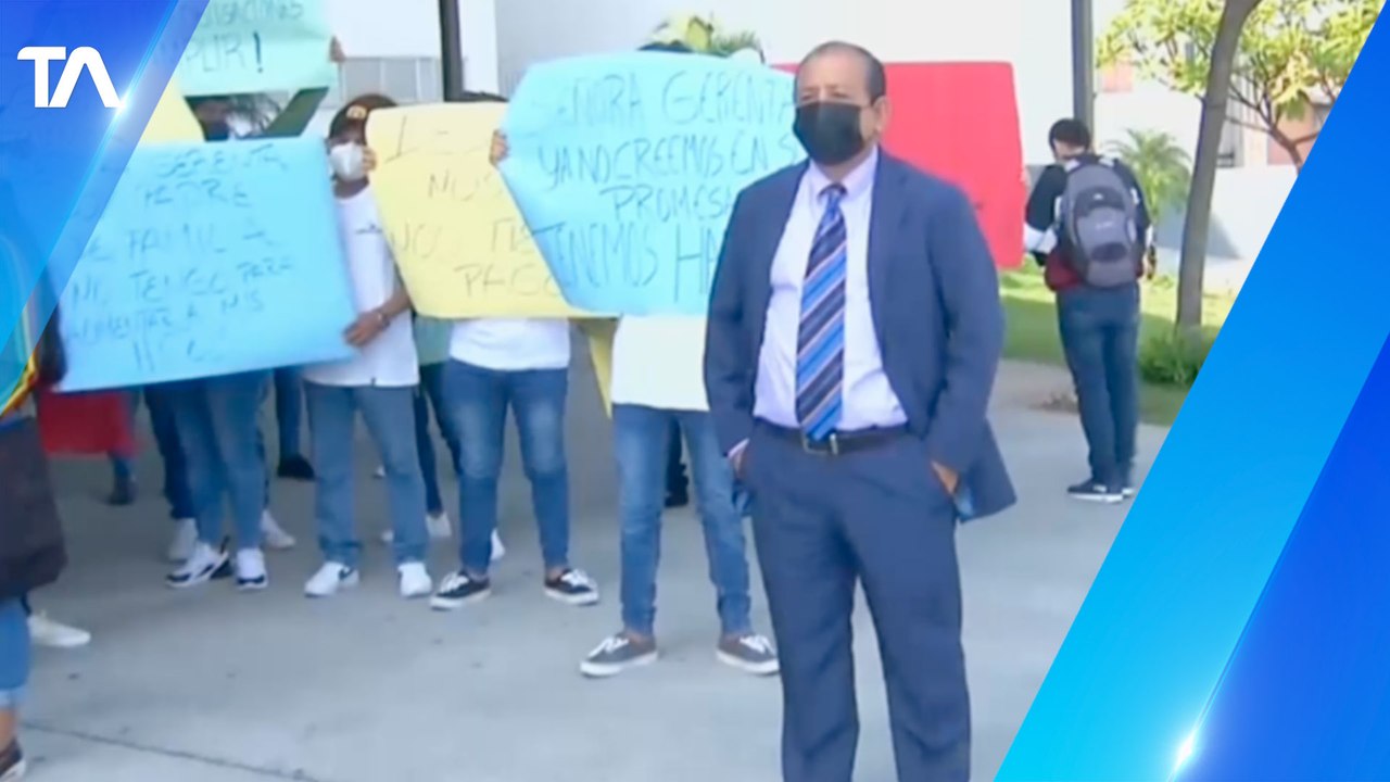 Trabajadores de limpieza realizan plantón para exigir pago de sueldos atrasados