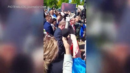 Ativistas jogam líquido vermelho em embaixador russo