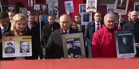 Putin participa em desfile na Praça Vermelha, em Moscovo