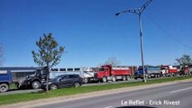 Convoi de camionneurs sur la boul. Taschereau à La Prairie (Vidéo: Le Reflet - Erick Rivest)