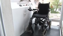 Başkan Bilgin, bir apartmanın ikinci katında ikamet eden fiziksel engelli vatandaş için engelli asansörü yaptırdı