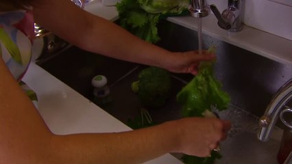 bd-lave-de-forma-adecuada-vegetales-y-hojas-verdes-090522