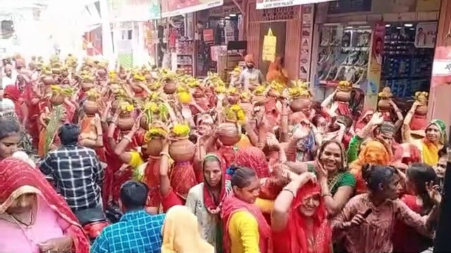 VIDEO: शीतला माता की मूर्ति स्थापना को लेकर धूमधाम से निकाली कलशयात्रा, उमड़े श्रद्धालु