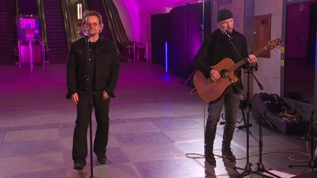 Le groupe U2 donne un concert surprise dans le métro de Kiev
