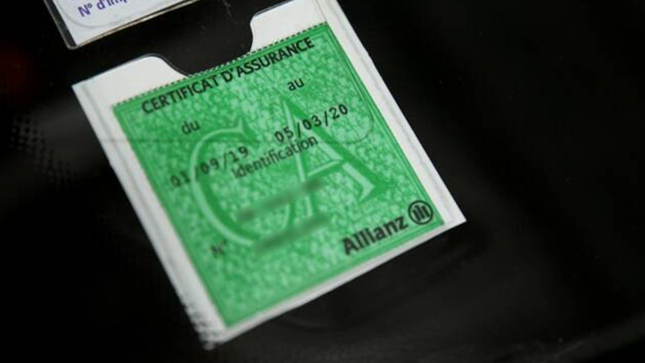 Assurance automobile : la "carte verte" et la vignette sur le pare-brise pourraient bientôt disparaître