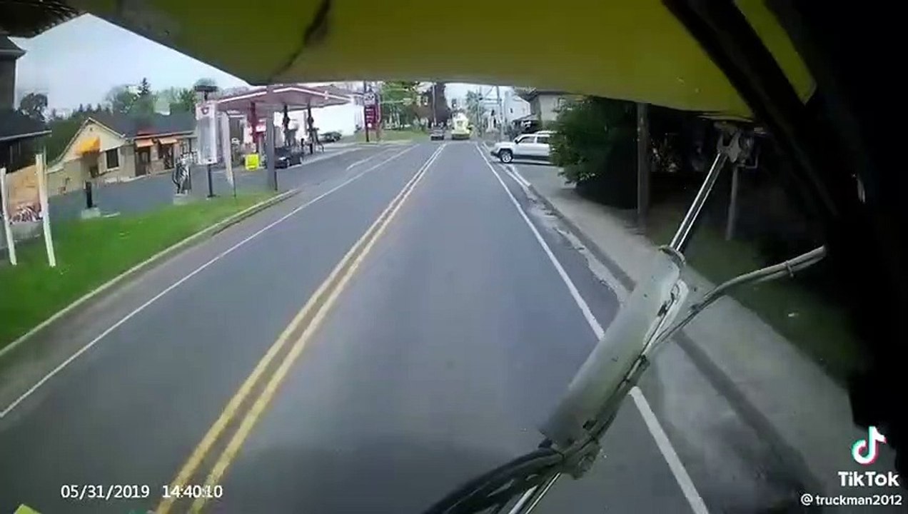 Un automobiliste sort d'un parking sans regarder alors qu'un camion arrive