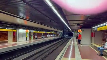 Incívicos saltan las vías en el metro de Bogatell