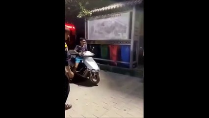 Aller, on charge le scooter sur la remorque... enfin presque