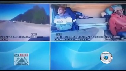 Enlever son pull au volant d'un camion... pire idée de la journée