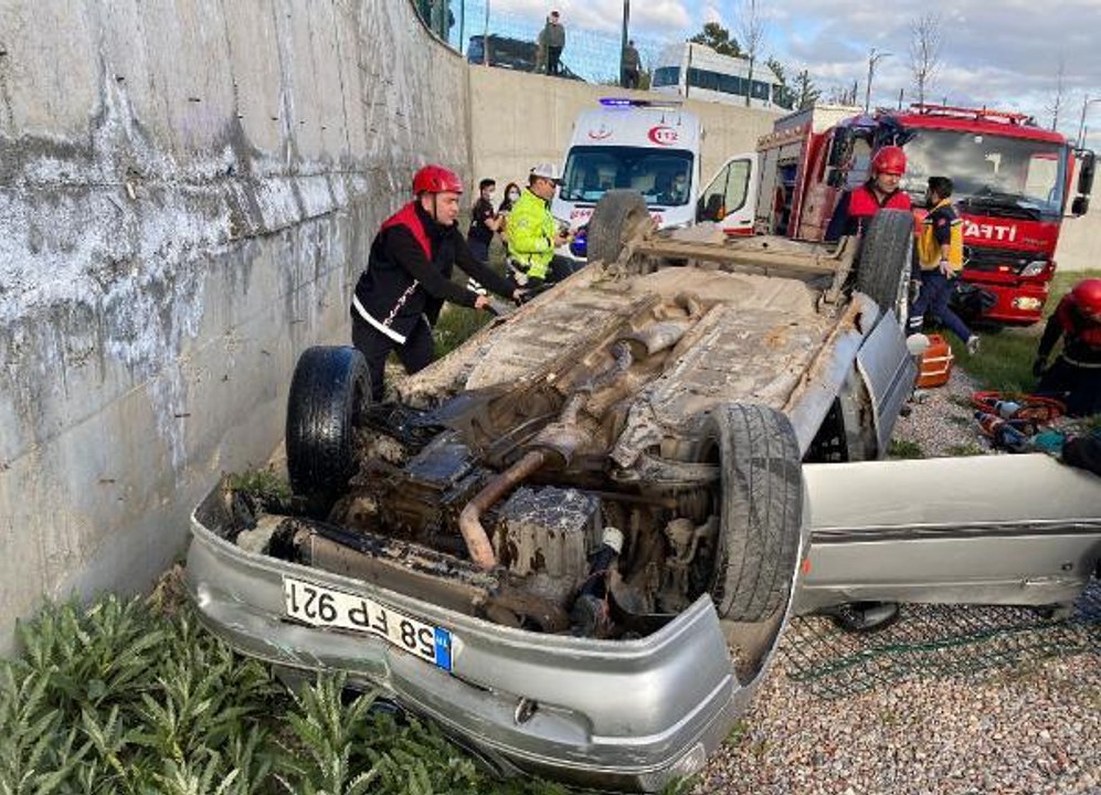 Son dakika haberi... YAŞI KÜÇÜK SÜRÜCÜNÜN KULLANDIĞI OTOMOBİL İSTİNAT DUVARINDAN DÜŞTÜ: 2 YARALI