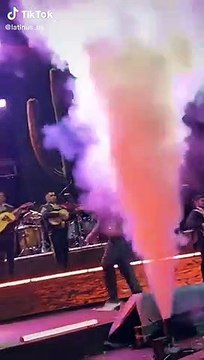 Christian Nodal sufre una caída en pleno escenario