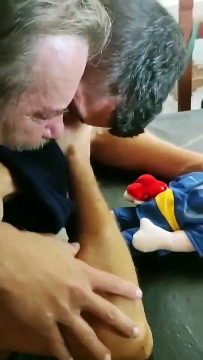 La emoción del abuelo de Lucio Dupuy cuando le regalaron un peluche con la voz del nene