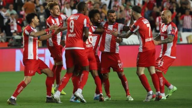 Konyaspor'u da sahadan sildiler! Antalyaspor'dan kulüp tarihinde benzeri görülmemiş başarı