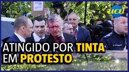 Protestantes jogam tinta vermelha em embaixador russo na Polônia